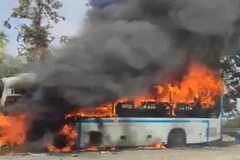 Xe giường nằm bất ngờ bốc cháy khi đang lưu thông trên Quốc lộ 18