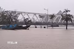Bờ Nam sông Hương, phường Thuận Hóa, thành phố Huế bị ngập sáng 27/10. (Ảnh: Nguyên Lý/TTXVN)