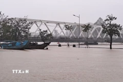 Bờ Nam sông Hương, phường Thuận Hóa, thành phố Huế bị ngập sáng 27/10. (Ảnh: Nguyên Lý/TTXVN)