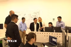 Chuyên gia của Qarakal Quantum giới thiệu với Đại sứ Nguyễn Kỳ Sơn về các ứng dụng tiềm năng của công nghệ lượng tử. (Ảnh: Thanh Bình/TTXVN)