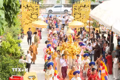 Rước Kim thân Phật đản quanh khuôn viên chùa Phật Tích ở Thủ đô Vientiane (Lào). (Ảnh: Xuân Tú/TTXVN)