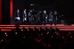 Ngay trong ngày diễn ra concert, album mới mang tên "ARIRANG" của BTS đã cán mốc gần 4 triệu bản được bán ra chỉ trong 24 giờ đầu tiên. Ước tính riêng đêm diễn 21/3 đã tạo ra hiệu ứng kinh tế trực tiếp và gián tiếp trị giá hơn 1.200 tỷ won (khoảng 900 triệu USD). (Ảnh: Kyodo/TTXVN)