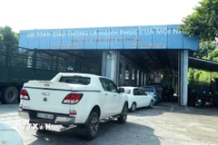 Các phương tiện xếp hàng chờ đến lượt vào đăng kiểm tại Trung tâm đăng kiểm 2401D, thành phố Lào Cai. (Ảnh: Quốc Khánh/TTXVN)