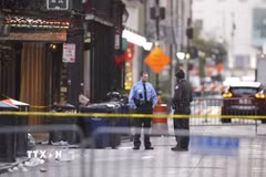 Cảnh sát phong tỏa hiện trường vụ xe ôtô lao vào đám đông trên phố Bourbon thuộc Khu phố Pháp (French Quarter) ở New Orleans, bang Louisiana (Mỹ) ngày 1/1/2025. (Ảnh: AP/TTXVN)