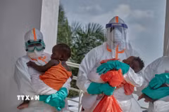 Nhân viên y tế chăm sóc bệnh nhân Ebola tại Bunia, tỉnh Ituri, CHDC Congo. (Ảnh: THX/TTXVN)
