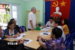 Quang cảnh một buổi thảo luận góp ý vào dự thảo văn kiện Đại hội XIV của Đảng tại Chi bộ Khu phố 1 Trần Hưng Đạo, phường Tuy Hòa, tỉnh Đắk Lắk. (Ảnh: Xuân Triệu/TTXVN)