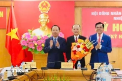Bí thư Tỉnh ủy Nguyễn Duy Lâm và Chủ tịch UBND tỉnh Võ Trọng Hải tặng hoa chúc mừng tân Chủ tịch Hội đồng Nhân dân tỉnh Nguyễn Hồng Lĩnh. (Ảnh: TTXVN phát)