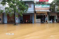 Một khu phố bị ngập sâu trong nước lũ. (Ảnh: Đỗ Trưởng/TTXVN)
