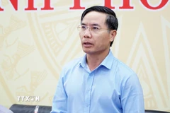 Chủ tịch UBND thành phố Đà Nẵng Phạm Đức Ấn báo cáo tình hình thiệt hại mưa lũ. (Ảnh: Quốc Dũng/TTXVN)