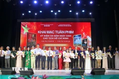 Ban tổ chức tặng hoa cho diễn viên, đạo diễn đoàn làm phim tham gia Tuẫn phim kỷ niệm 135 năm Ngày sinh Chủ tịch Hồ Chí Minh. (Ảnh: Văn Tý/TTXVN)