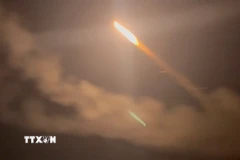Hình ảnh chụp từ video cho thấy Pakistan phóng tên lửa đáp trả các vụ tấn công của Ấn Độ, ngày 10/5/2025. (Ảnh: AA/TTXVN)