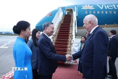 Phó Thủ tướng Belarus Anatoly Sivak tiễn Tổng Bí thư Tô Lâm và Phu nhân tại sân bay quốc tế Minsk.(Ảnh: Thống Nhất/TTXVN)