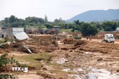 Hiện trường thiệt hại hoa màu, nhà cửa của người dân xã Tuy Phong do vỡ hồ chứa nước trên núi Tân Lai vào đêm ngày 1/11/2025. (Ảnh: Nguyễn Thanh/TTXVN)
