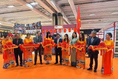 Cắt băng khai trương Không gian Việt Nam tại Hội chợ quốc tế Paris. (Ảnh: Hữu Chiến/TTXVN)