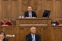 Đại sứ Bùi Lê Thái (hàng ghế trên) phát biểu tại Diễn đàn Chính trị Á-Âu lần thứ 6 tại Hungary. (Ảnh: TTXVN phát)