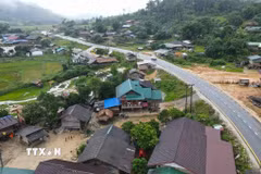 Con đường mới trải nhựa phẳng lì, uốn lượn qua dãy Trường Sơn hùng vĩ, đã mang đến diện mạo mới và mở ra cơ hội phát triển cho người dân khu vực biên giới Lào-Việt Nam. (Ảnh: Đỗ Bá Thành/TTXVN)