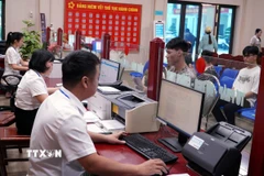Cán bộ làm việc tại Trung tâm Phục vụ hành chính công xã Thư Trì (Hưng Yên). (Ảnh: Nguyễn Công Hải/TTXVN)