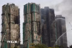 Các tòa chung cư ở khu phức hợp Wang Fuk Court thuộc quận Tai Po, Hong Kong (Trung Quốc) bị thiêu rụi trong vụ hỏa hoạn kéo dài hơn 40 giờ, ngày 27/11/2025. (Ảnh: THX/TTXVN)