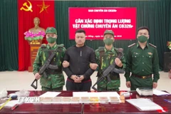 Đối tượng Ong Thế Văn cùng tang vật tại cơ quan điều tra. (Ảnh: Huy Dương/TTXVN phát)