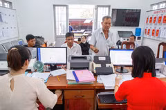 Người dân mong muốn các thủ tục hành chính được giải quyết minh bạch, đúng hạn, gắn với đẩy mạnh số hóa dữ liệu để nâng cao chất lượng phục vụ. (Ảnh: Giang Phương/TTXVN)