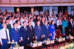 Các đại biểu tham dự thực hiện nghi lễ chào cờ. (Ảnh: Hoàng Hiếu/TTXVN)