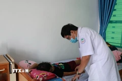Khám cho bệnh nhân mắc sốt xuất huyết. (Ảnh minh họa. Phan Sáu/TTXVN)