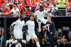 Tiền đạo Ousmane Dembele (phía trên) ăn mừng bàn thắng nhân đôi cách biệt cho tuyển Pháp trong trận gặp Maroc. (Ảnh: THX/TTXVN phát)