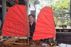 Nghệ nhân Lê Đức Chắn (77 tuổi phường Liên Hòa) đời thứ 17 của dòng họ Lê Đức tại khu vực thị xã Quảng Yên cũ là người giữ "hồn" cho những con thuyền ba vách cổ xưa. (Ảnh: Thanh Vân/TTXVN)