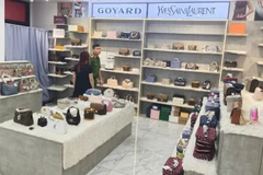 Hàng trăm sản phẩm hàng "hiệu" không rõ nguồn gốc bị thu giữ. (Ảnh: Công an cung cấp)