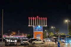 Trên các quảng trường và không gian công cộng, những mô hình Hanukkiah cỡ lớn bằng đèn trang trí trở thành điểm nhấn thị giác, thu hút người dân và du khách. (Ảnh: Thanh Bình/TTXVN)