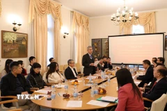 Đại sứ Nguyễn Đắc Thành chủ trì Toạ đàm. (Ảnh: Thu Hằng/TTXVN)