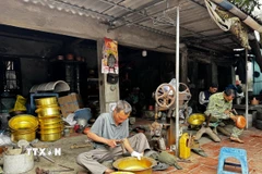 Các nghệ nhân tập trung cao độ để kịp trả hàng cho khách. (Ảnh: Đỗ Huyền/TTXVN)