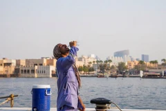 Một công nhân uống nước trong khi làm việc giữa đợt nắng nóng ở Dubai, UAE. (Ảnh: Reuters)