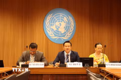 Đại sứ Mai Phan Dũng - Trưởng Phái đoàn thường trực Việt Nam tại Geneva (ngồi giữa) phát biểu tại một phiên thảo luận. (Ảnh: Anh Hiển/TTXVN)
