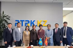 Tổng giám đốc TTXVN Vũ Việt Trang thăm, làm việc tại Tổ hợp Phát thanh và Truyền hình của Tổng thống Kazakhstan (TRC). (Ảnh: Nguồn TRC/TTXVN phát)