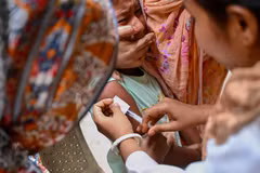 Tiêm vaccine cho trẻ. (Ảnh: al24news)