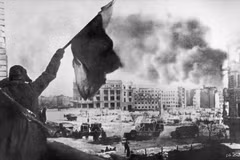 Ngày 19/11/1942, Liên Xô tung ra đòn phản công tại Stalingrad kéo dài 200 ngày đêm, đánh tan hơn 1,2 triệu quân phátxít. Ngày 2/2/1943, Stalingrad hoàn toàn được giải phóng, tạo bước ngoặt căn bản làm xoay chuyển cục diện của Thế chiến II, đồng thời đánh dấu thất bại nặng nề nhất của phát xít Đức từ đầu cuộc chiến. (Ảnh: Tư liệu quốc tế/TTXVN phát)