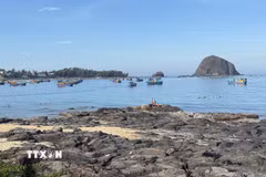 Quần thể Hòn Yến (xã Ô Loan) có nhiều giá trị thiên nhiên để phát triển du lịch cộng đồng xoay quanh văn hóa làng chài. (Ảnh: Tường Quân/TTXVN)