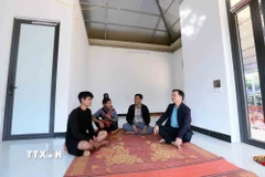 Cán bộ phòng Kinh tế xã Huổi Một và Trưởng bản Nậm Pù đến thăm gia đình chị Lò Thị Thơi, một trong những hộ dân bị lũ quét, cuốn trôi hoàn toàn nhà cửa vào cuối tháng 7, đầu tháng 8/2025. (Ảnh: Quang Quyết/TTXVN)