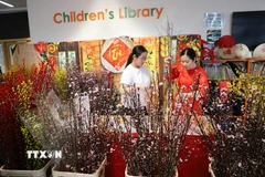 Hoa đào, biểu tượng cho vẻ đẹp của Tết Việt, thu hút khách tại lễ hội. (Ảnh: Phong Hà/TTXVN)