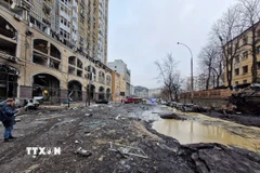 Hiện trường đổ nát sau một vụ tấn công bằng tên lửa và máy bay không người lái nhằm vào thành phố Kiev, Ukraine ngày 20/12/2024. (Nguồn: THX/TTXVN)