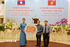 Các đại biểu chụp ảnh chung tại sự kiện. (Ảnh: TTXVN phát)