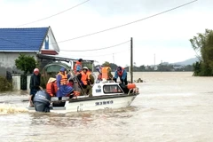 Canô di chuyển vào vùng ngập nặng tại xã Hòa Thịnh, tỉnh Đắk Lắk để giải cứu người dân. (Ảnh: Tường Quân/TTXVN)