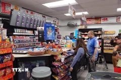 Khách hàng xếp hàng thanh toán tại cửa hàng OXXO tại Thủ đô Mexico City. (Ảnh: Phi Hùng/TTXVN)