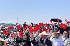 Cộng đồng người Việt Nam tại Nhật Bản hào hứng tham gia Festival “50 năm hòa chung một nhịp đập” chào mừng 50 năm thống nhất đất nước. (Ảnh: Nguyễn Tuyến/TTXVN)