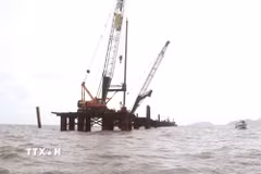 Công trường Đường giao thông ra đảo Hòn Khoai trên biển. (Ảnh: Tuấn Phi/TTXVN)
