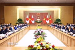 Thủ tướng Lê Minh Hưng hội đàm với Thủ tướng Nhật Bản Takaichi Sanae. (Ảnh: Dương Giang/TTXVN)