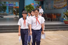 Thí sinh tại điểm thi Trường THCS Dương Bá Trạc (phường Chánh Hưng) hoàn thành bài thi môn Ngữ văn. (Ảnh: Trung Tuyến/TTXVN)