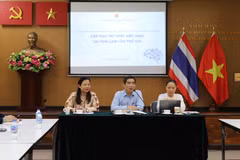 Đại sứ Phạm Việt Hùng (giữa) phát biểu khai mạc tọa đàm. (Ảnh: Đỗ Sinh/TTXVN)