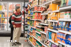 Người dân mua sắm tại siêu thị ở San Mateo, California, Mỹ. (Ảnh: THX/TTXVN)